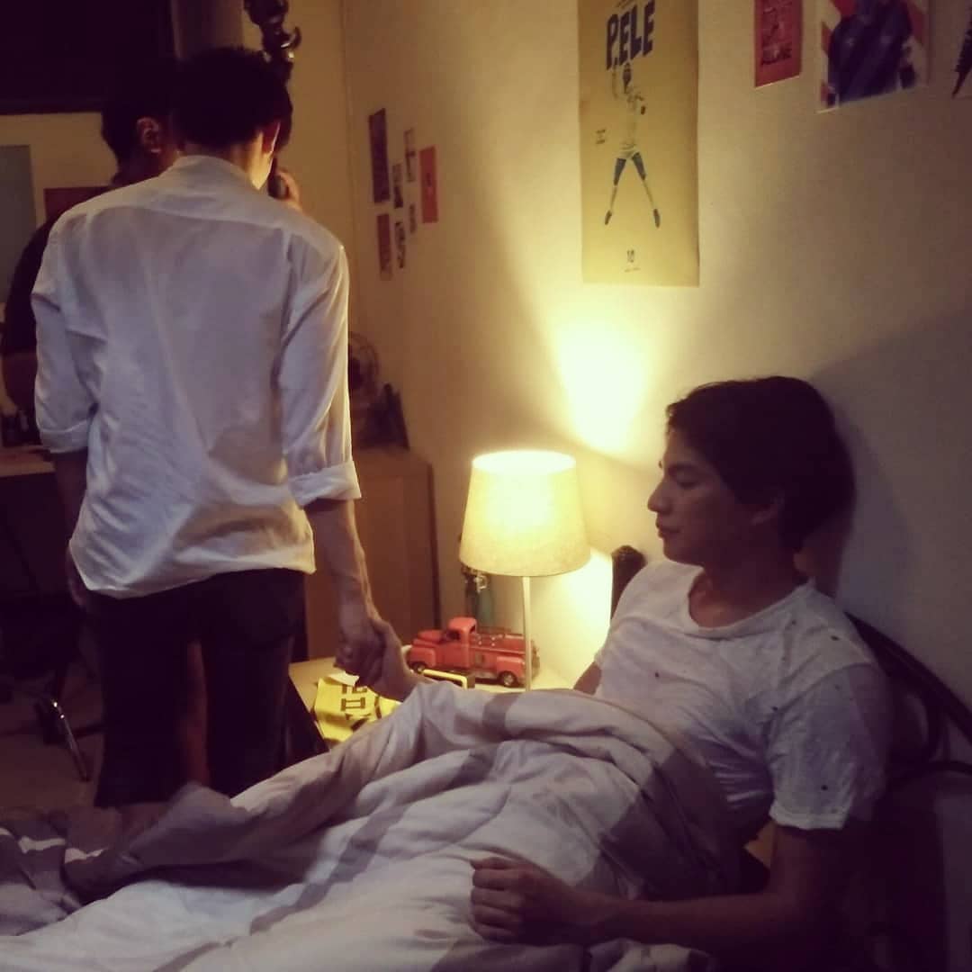 carolsuppawut's tweet photo. Durante a pausa de uma gravação onde o G tinha q fazer uma cena mt emotiva ele aimda estava emocionado dps da cena. Ele eatica a mão e chama pelo M mais de início o M ñ tinha ouvido deppis q o M se dá conta ele dá a mão ao G e fica segirando ela até as gravações voltarem. https://t.co/dRJgaPeSJt