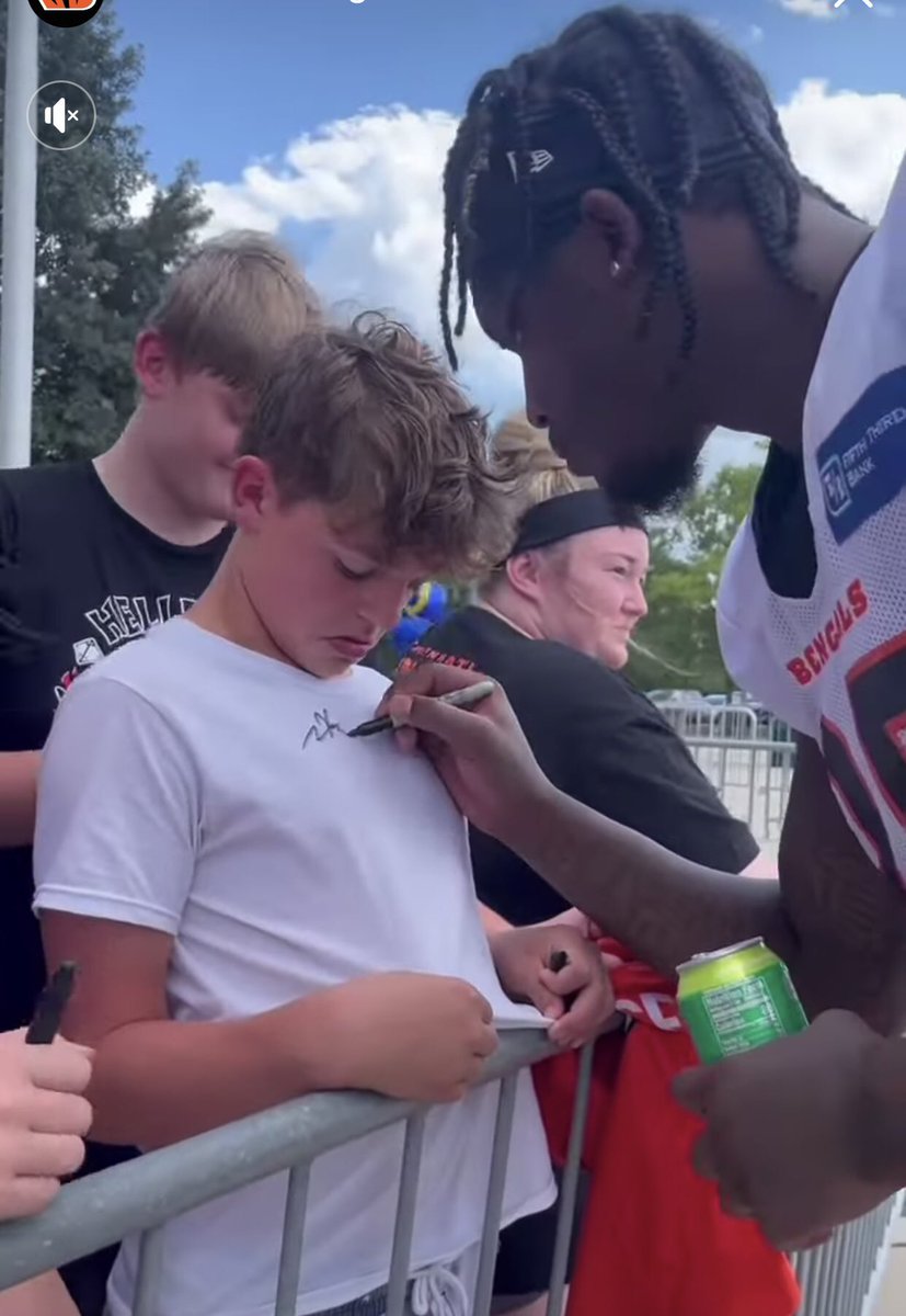 Jennife45487237's tweet photo. 🧡🖤🏈Our Man, TEEEEEE signing autographs after practice!!! WHO DEY NATION ❤️s you, TEEEEEE!! 🏈🖤🧡@teehiggins5 @adizlady @platinumlacdev2 @bAbYkEE42 @DeniseD71131649 @Bengals 

WHO DEY!! 🧡🖤🏈🧡🖤🏈🧡🖤🏈 https://t.co/Iw5gNF27uF