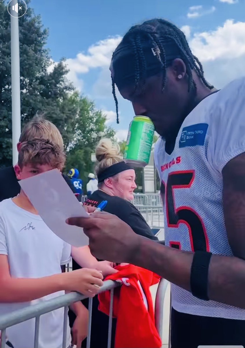 Jennife45487237's tweet photo. 🧡🖤🏈Our Man, TEEEEEE signing autographs after practice!!! WHO DEY NATION ❤️s you, TEEEEEE!! 🏈🖤🧡@teehiggins5 @adizlady @platinumlacdev2 @bAbYkEE42 @DeniseD71131649 @Bengals 

WHO DEY!! 🧡🖤🏈🧡🖤🏈🧡🖤🏈 https://t.co/Iw5gNF27uF
