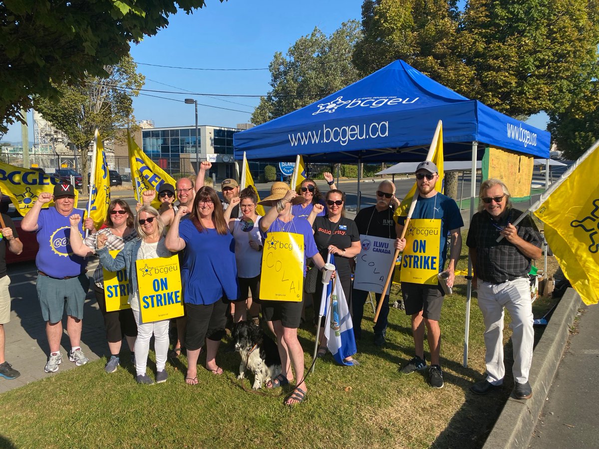 bcgeu's tweet photo. The #FightForCOLA wage protection for BCGEU members in the public service continues today - at the bargaining table and on the picket lines. #StandWithPublicSectorWorkers https://t.co/2VxMET0ZrX