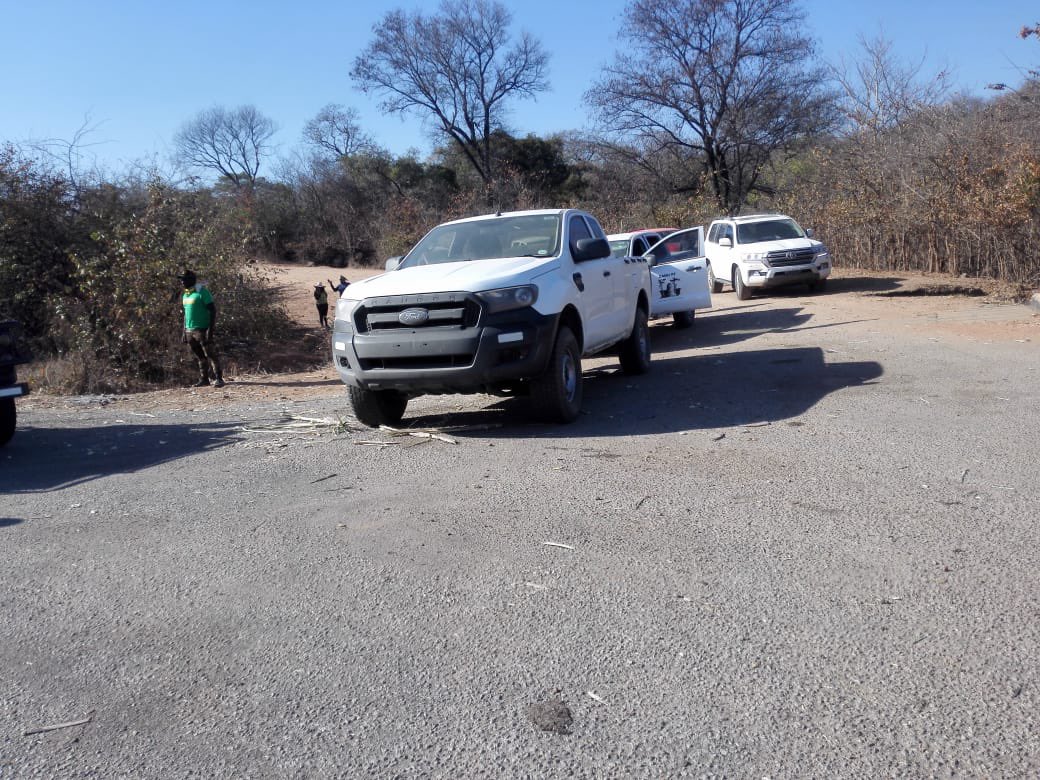 advocatemahere's tweet photo. 🟡These @ZANUPF_Official cars launched a high speed chase against President @nelsonchamisa’s convoy. The thugs were armed &amp; stoned our vehicles. They’re running scared but we haven’t even started yet! This is the pre-game warm up &amp; they’re already sweating! #FakaPressure https://t.co/NEuMRjCo1Z