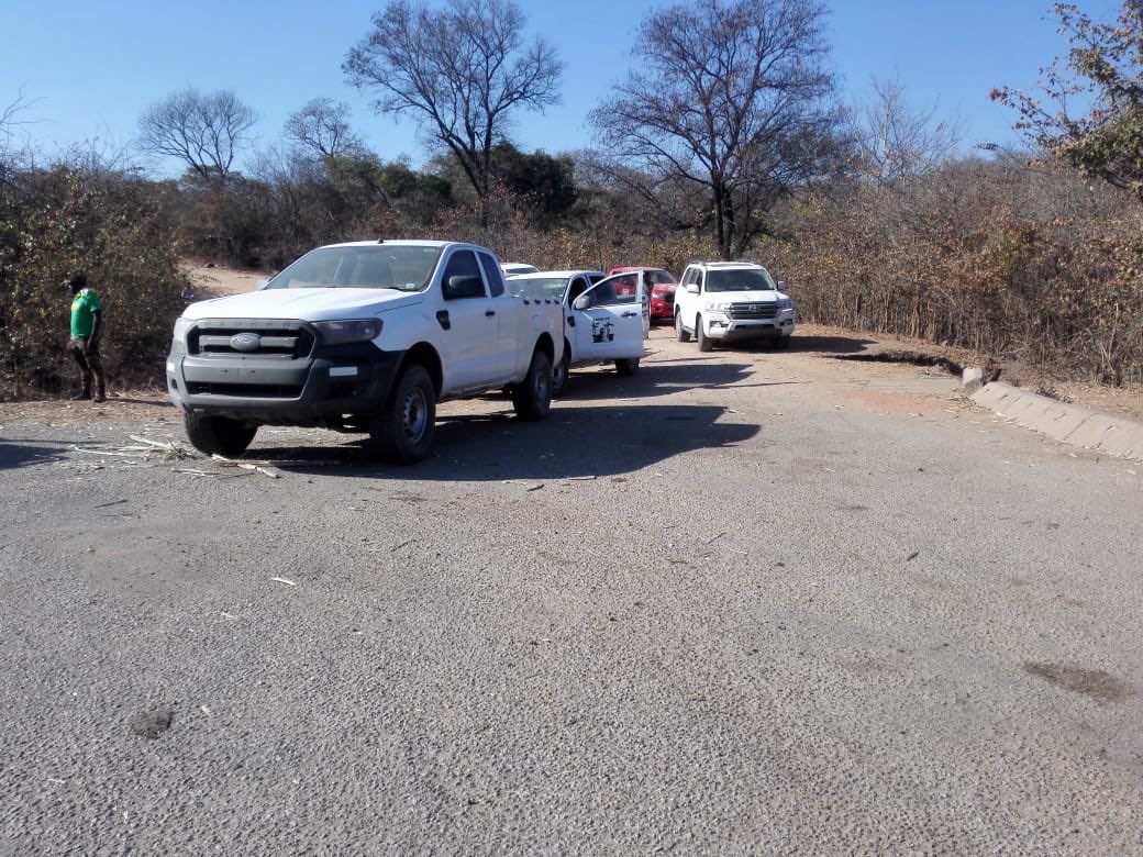 advocatemahere's tweet photo. 🟡These @ZANUPF_Official cars launched a high speed chase against President @nelsonchamisa’s convoy. The thugs were armed &amp; stoned our vehicles. They’re running scared but we haven’t even started yet! This is the pre-game warm up &amp; they’re already sweating! #FakaPressure https://t.co/NEuMRjCo1Z
