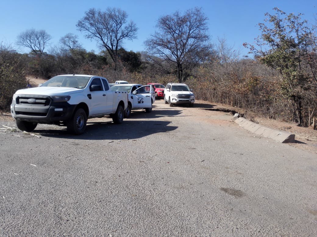 advocatemahere's tweet photo. 🟡These @ZANUPF_Official cars launched a high speed chase against President @nelsonchamisa’s convoy. The thugs were armed &amp; stoned our vehicles. They’re running scared but we haven’t even started yet! This is the pre-game warm up &amp; they’re already sweating! #FakaPressure https://t.co/NEuMRjCo1Z