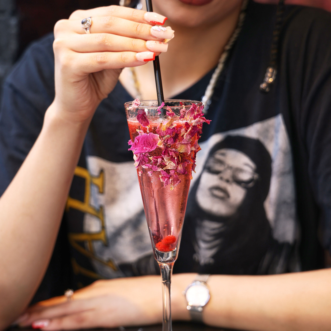 DevilleDinerbar's tweet photo. Still not over how pretty our French 22 cocktail is 🌹#DevilleDinerbar https://t.co/Ul7csk39vs