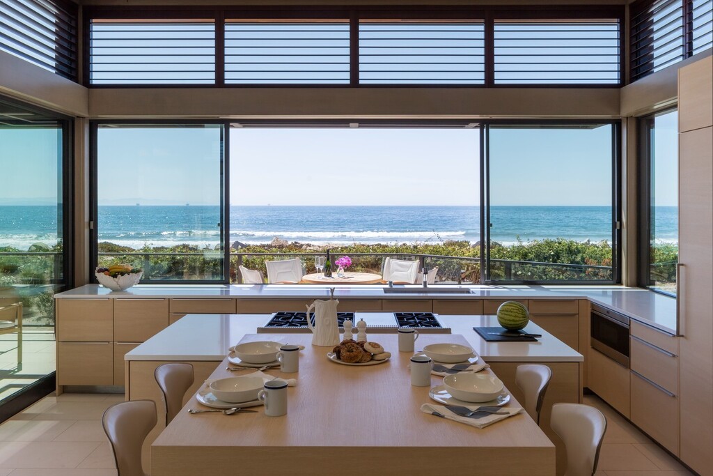 WinickArchitect's tweet photo. Beachside Modern's tone-on-tone kitchen by @poggenpohlkitchens, lying mere steps from the beach, and complete with an expansive ocean view 😍

📸: @paul_warchol 

#winickarchitects #poggenpohl #kitchen #kitchendesign #kitchenideas #kitcheninspiration #architect #architecture #… https://t.co/OgZNM1QtD7