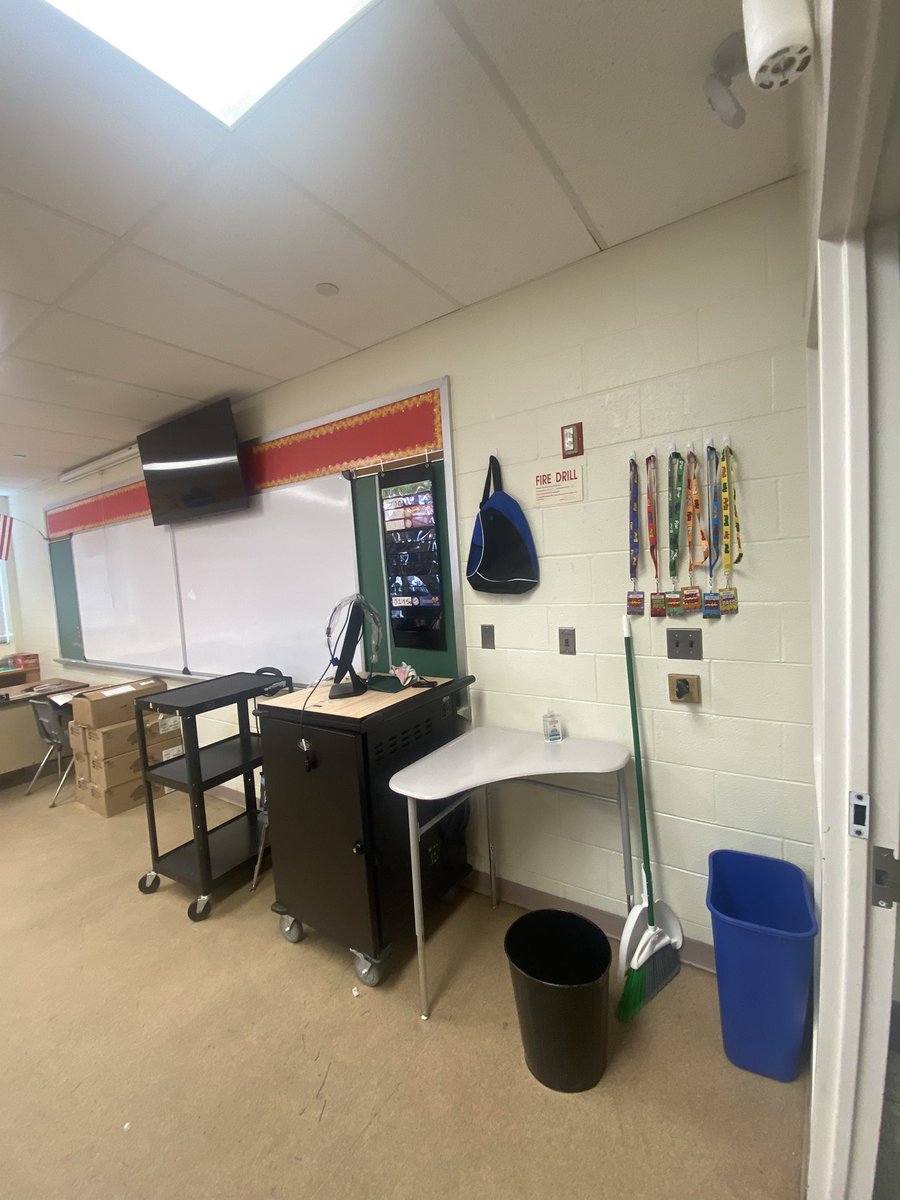 RandyWatson1963's tweet photo. Finally finished cleaning and straightening my classroom! Smh now time to do the first weeks lesson plans π© have to get used to lesson plans now lol #FirstYearTeaching https://t.co/ssQUB5AW53