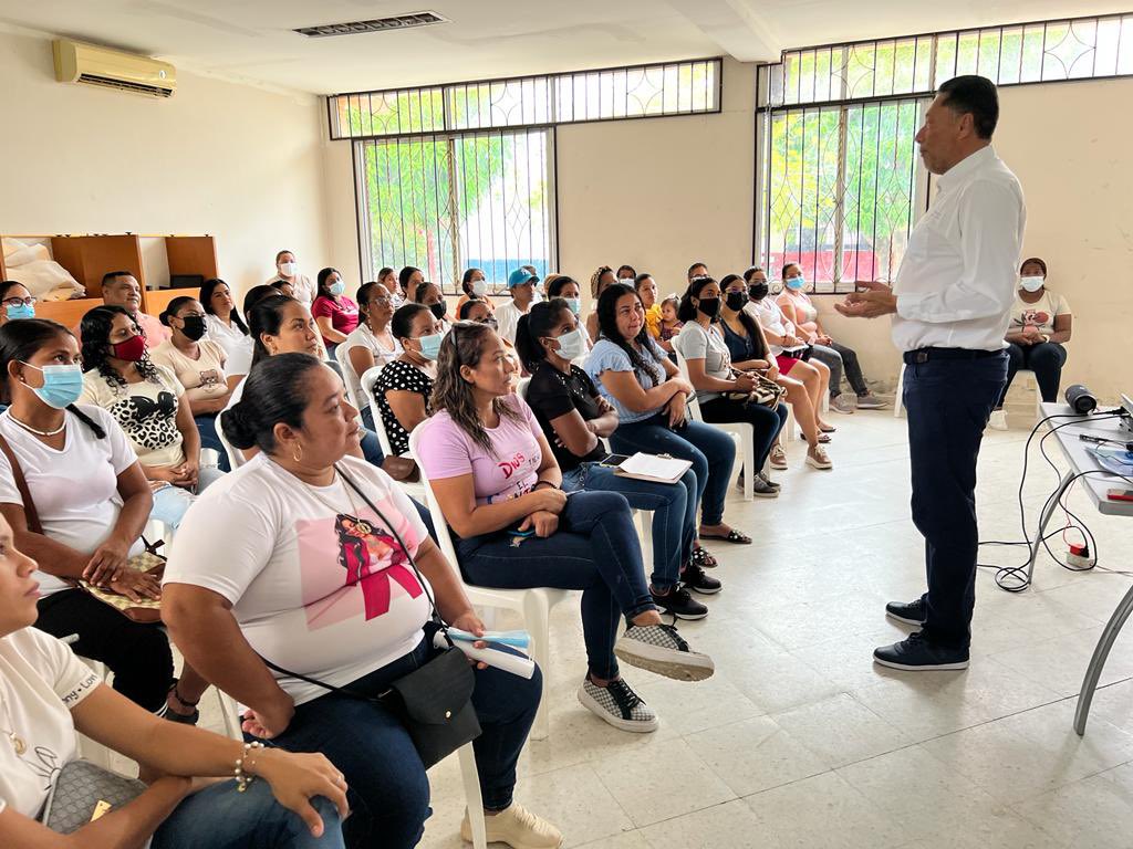 manueldiazcol's tweet photo. #Usiacurí | Estuvimos en el pesebre del Atlántico conversando con los padres de familia de la  I.E Nuestra señora del Transito sobre delitos informáticos y demás peligros a  los que se encuentran expuestos nuestros jóvenes. #CreamosConvivencia 🙂🇦🇹 https://t.co/ahIXnLRktY