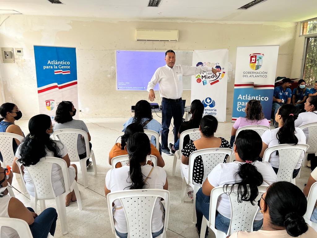 manueldiazcol's tweet photo. #Usiacurí | Estuvimos en el pesebre del Atlántico conversando con los padres de familia de la  I.E Nuestra señora del Transito sobre delitos informáticos y demás peligros a  los que se encuentran expuestos nuestros jóvenes. #CreamosConvivencia 🙂🇦🇹 https://t.co/ahIXnLRktY