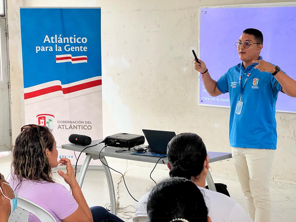manueldiazcol's tweet photo. #Usiacurí | Estuvimos en el pesebre del Atlántico conversando con los padres de familia de la  I.E Nuestra señora del Transito sobre delitos informáticos y demás peligros a  los que se encuentran expuestos nuestros jóvenes. #CreamosConvivencia 🙂🇦🇹 https://t.co/ahIXnLRktY