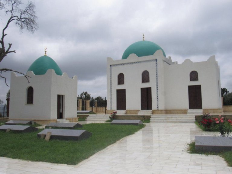 LyonnaLyu's tweet photo. the al-Nejashi Mosque, a symbol for the first introduction of Islam in Africa, was bombed in December 2020.

the mosque is one of the world’s earliest, built in the 4th cent by companions of Prophet Mohammed pbuh, who came to Ethiopia where they found a welcome refuge. https://t.co/oJfWBhYLDT
