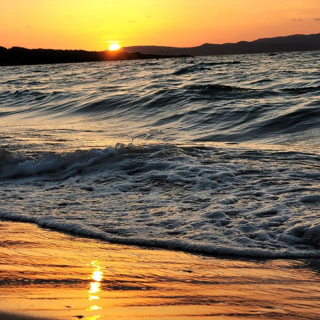 Tramonto alla spiaggia le Saline a Calasetta

#tramonto #calasetta #calasettabeach #lesaline #lesalinebeach #spiaggia #beach #sunset #sunaetonthebeach #sunsetphotography #sardegna #onthebeach instagr.am/p/ChseRDYsOq_/