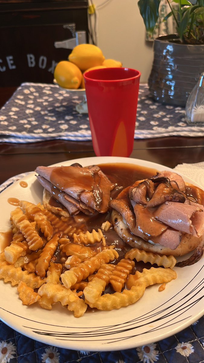 dawn_kimmy_nl's tweet photo. I am having roast beef on everything bun itβs amazing! #supperbreak #workmeals https://t.co/BOI8xrKfb7
