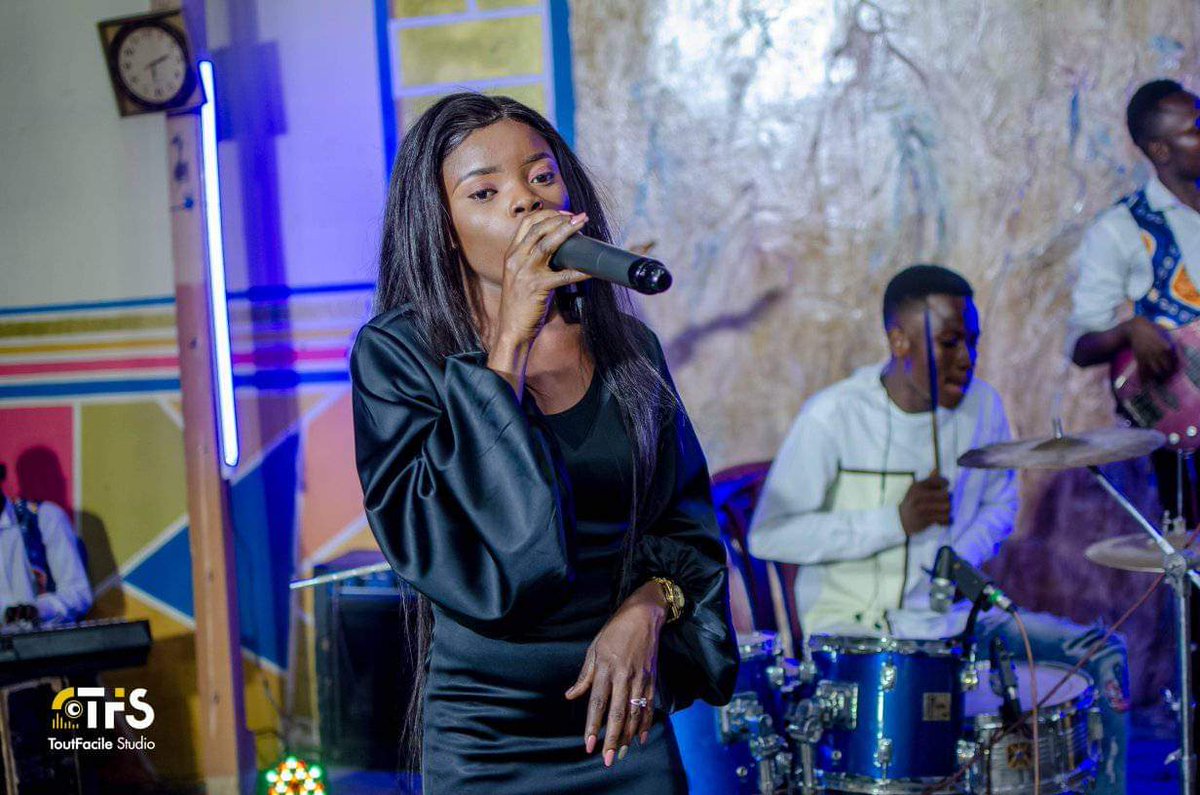 A présent l'artiste chantre Maman SARAH LANGA chantre de l'Éternel 
Leader présidente de l'orchestre l'Alpha Oméga

Va de l'avant maman Sarah Langa avec votre voix exceptionnelle comme Maman Gode 
L'album de Huit (8) titres sera disponible à bientôt !!!