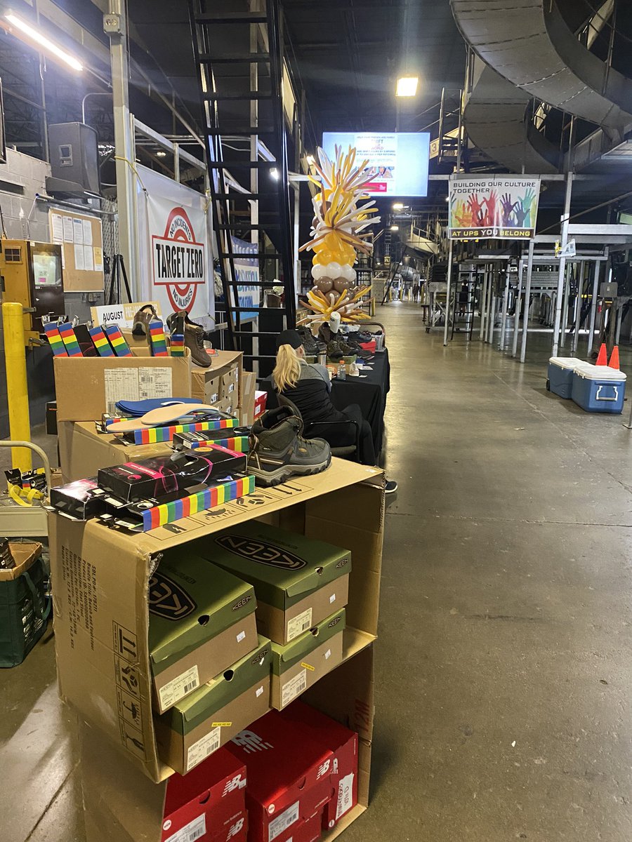 Clarissa8310's tweet photo. Shoutout to Achieve Footwear for putting this shoe event together for the UPSers at the Palatine Hub!! @ExperienceUPS @UPSers @CP_UPSers https://t.co/jyKw8i9roj