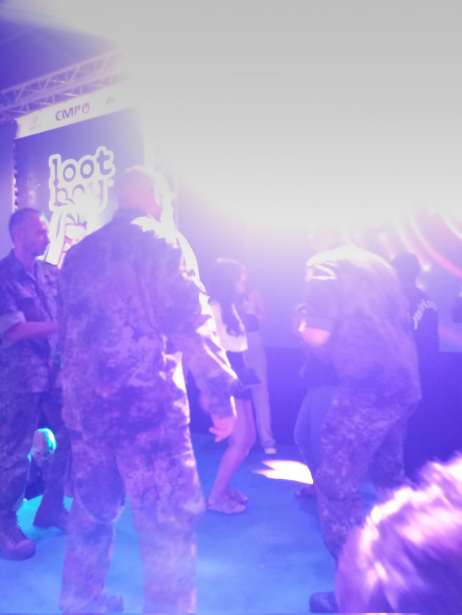 Auf der #gamescom präsentiert sich die Bundeswehr als Feierwütiger Party-Squad. Können sie ja machen, aber keiner der Verantwortlichen von #Lootboy scheint es zu interessieren. Wollen wir uns an Uniformen auf Parties gewöhnen? Falscher Ort, falsche Zeit!