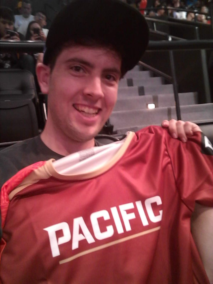 Krys1543's tweet photo. #TBT 4 years ago I went to the #OverwatchLeague All-Star game at the Blizzard Arena and chatted with Jackie, who worked for OWL. She was super nice and generously bought me a jersey for my All-Star team!
Today, I wore it to the gym, still grateful for such an unexpected gift! <3 https://t.co/MIv49nTfcB