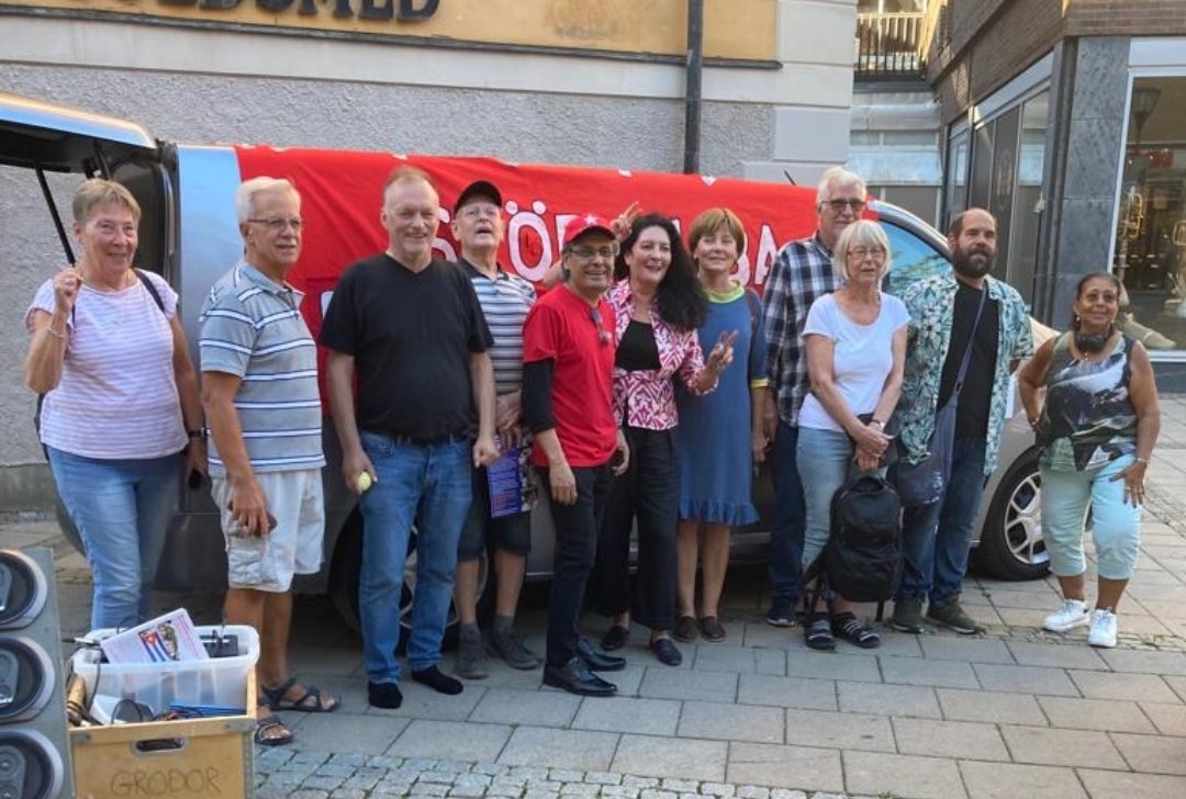 EmbaCubaSuecia's tweet photo. Hoy y como parte de la gira que hace @svenskkubanska por 20 ciudades de Suecia 🇸🇪 amigos de esta organización solidaria compartieron con los transeúntes de Uppsala sobre la realidad de la isla y las afectaciones que causa a #Cuba el bloqueo estadounidense. 

#CubaNoEstaSola https://t.co/khqhtbi5ZR