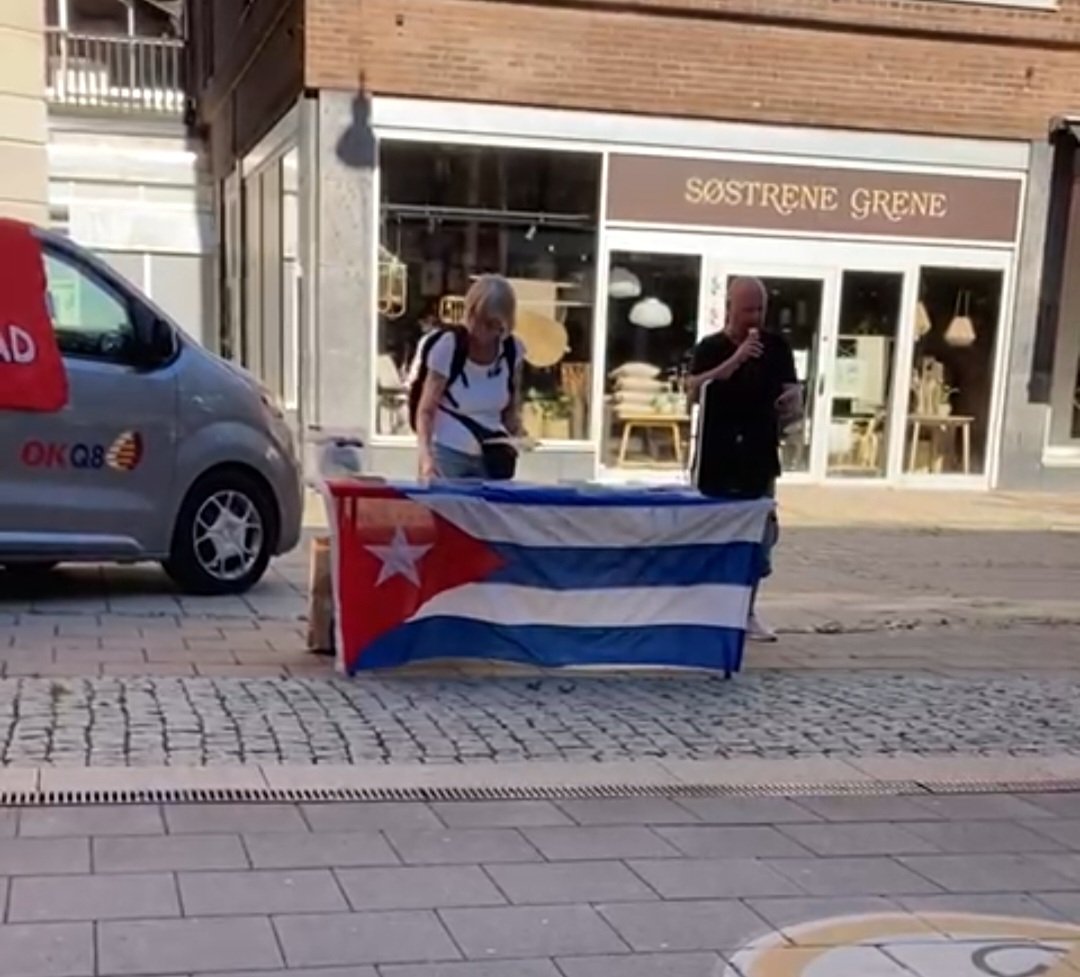 EmbaCubaSuecia's tweet photo. Hoy y como parte de la gira que hace @svenskkubanska por 20 ciudades de Suecia 🇸🇪 amigos de esta organización solidaria compartieron con los transeúntes de Uppsala sobre la realidad de la isla y las afectaciones que causa a #Cuba el bloqueo estadounidense. 

#CubaNoEstaSola https://t.co/khqhtbi5ZR