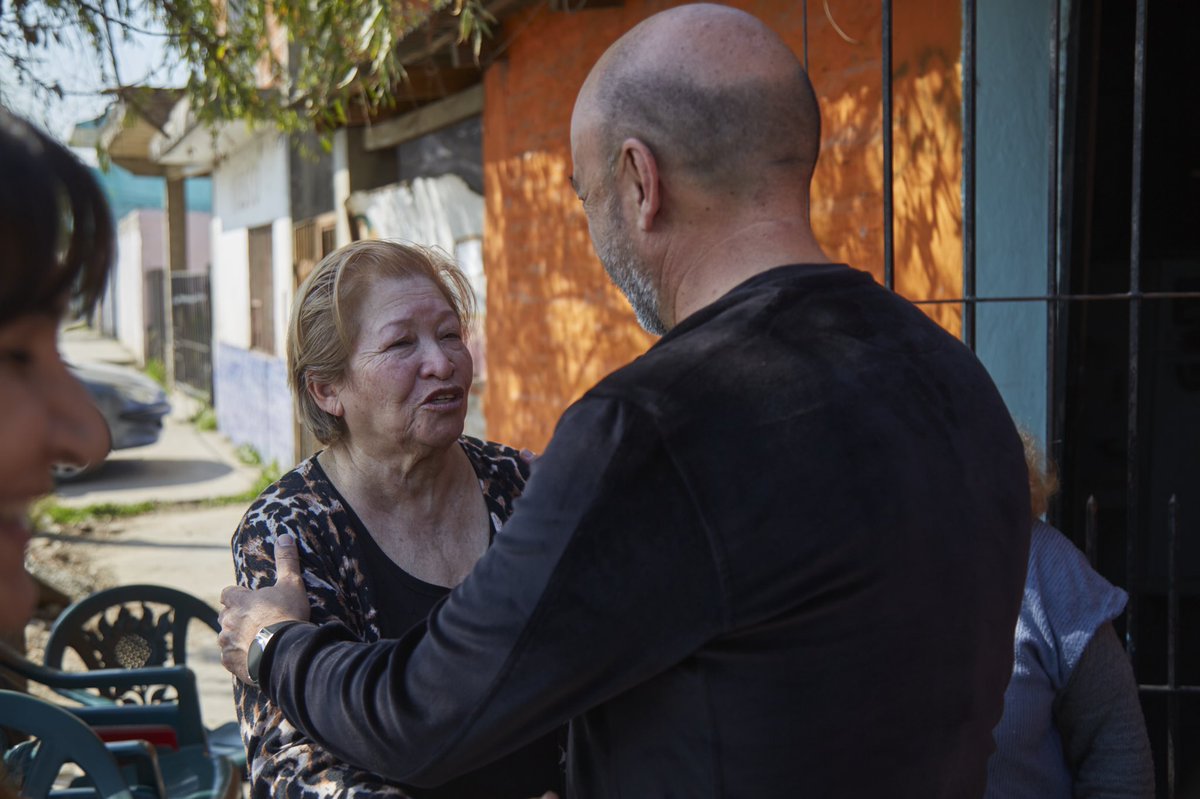acsantarelli's tweet photo. En el Centro de Jubilados 17 de marzo de Fiorito charlamos con Isabel, su presidenta, y le entregamos máquinas de coser e insumos para que puedan hacer actividades con los abuelos y abuelas que son parte de la institución. https://t.co/VC1z8FBH1A