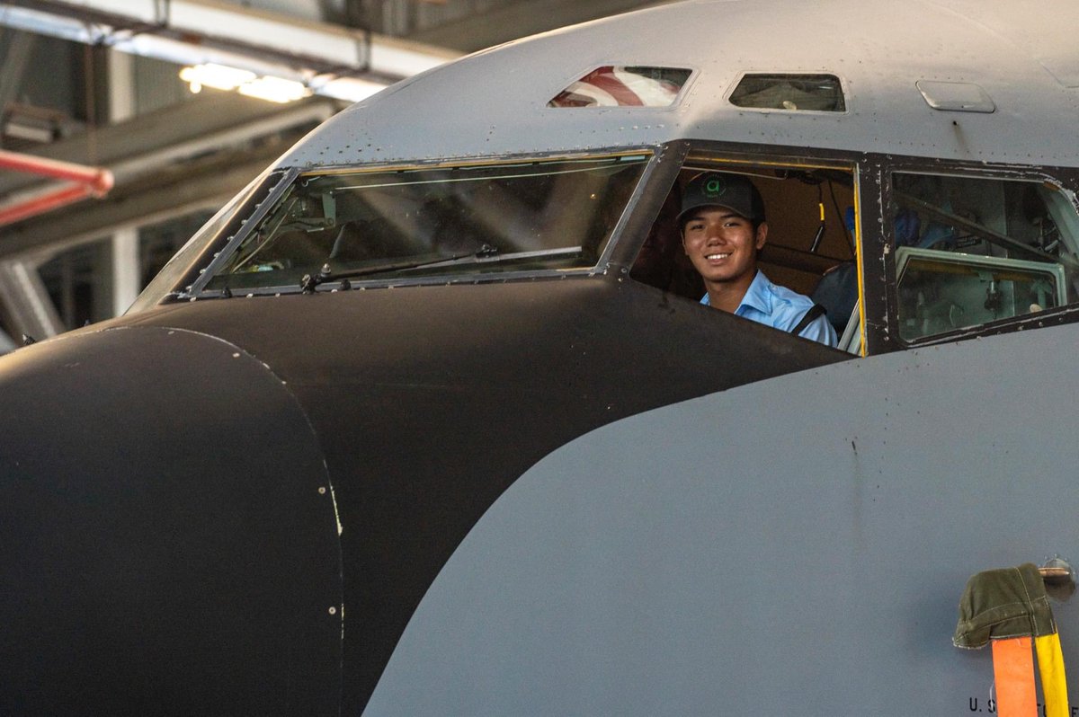 JosephGates_ECC's tweet photo. Eastland Career Center Aviation students were fortunate to spend time at @RickIntlAirport touring the Army National Guard Base, home to the 121st Air Refueling Wing.  #YourFutureOurFocus https://t.co/iHnHDHJpsg