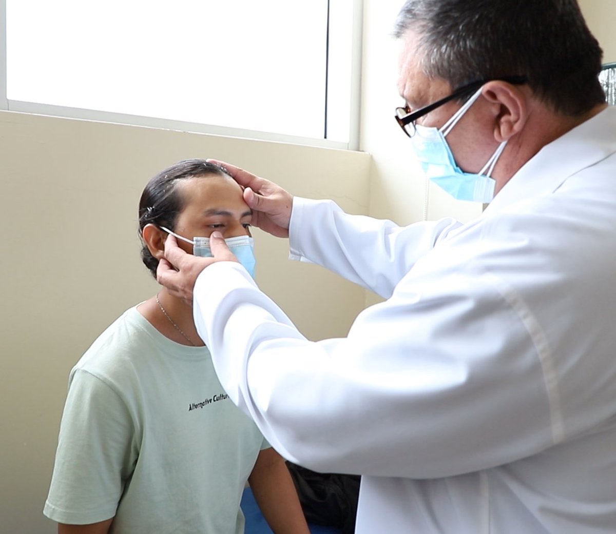 HGuayaquil's tweet photo. #JuntosPorLaSalud | Leonardo C. paciente del servicio de Hematología, se realizará trasplante de Médula Ósea en España 🇪🇸, luego de evaluaciones, tratamientos y gestiones del equipo multidisciplinario del @HGuayaquil. 

Conoce más detalles en el siguiente #BoletínDePrensa 🔽 https://t.co/xM6dnIWLBQ