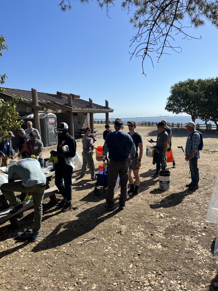 calparks's tweet photo. Success! We had a great workday at #CandlestickPoint State Recreation Area last Saturday. With the help of 26 incredible volunteers to clean up the park, we filled twenty-six 50-gallon garbage bags worth of trash! 😎 https://t.co/ejll84kDo0