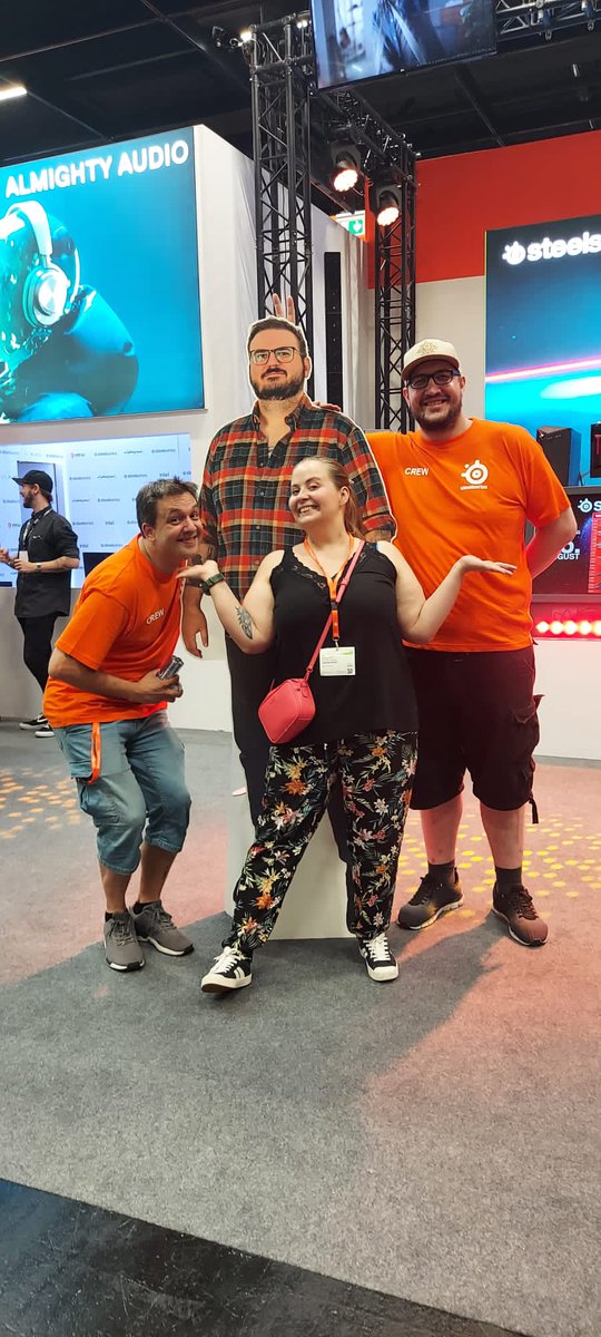DarklyDuck's tweet photo. @StaiyLIVE Ja wir haben Staiy heute schon aufm Stand gefeiert https://t.co/bNchIVNEYw