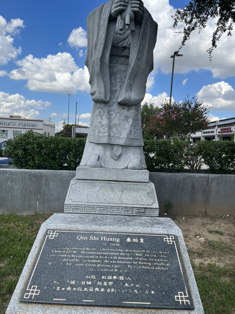 sp11813's tweet photo. Asian influences in Richardson!  Statues!  #leadrich https://t.co/VcgYgratCR