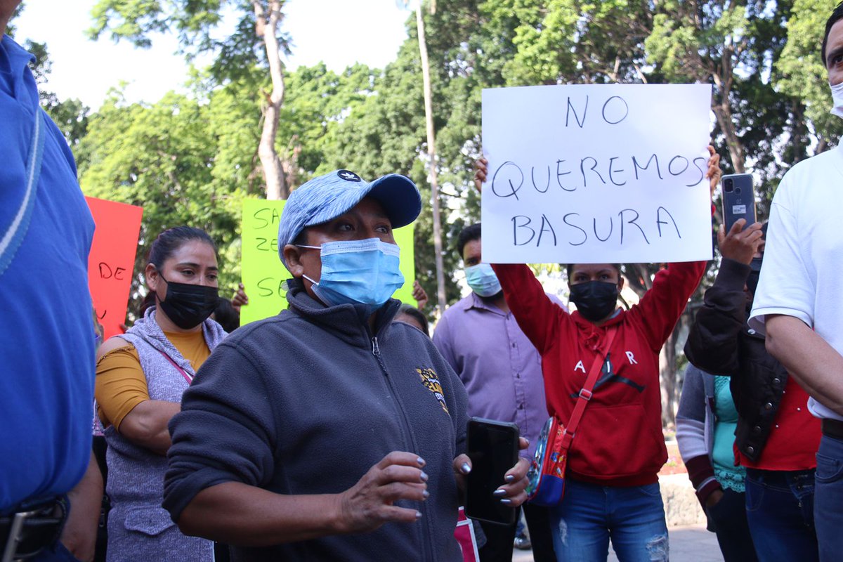 OaxacaPixel's tweet photo. Acusan al Edil de #Xoxocotlan de irresponsable por dejar basura en predios de San jeronimo Zegache https://t.co/fkDZxFl0ww