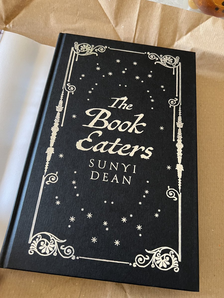DamFTW's tweet photo. Bon…
Je… juste waouh.
« The Book Eaters » par @Blind_Nycteris chez @binding_broken, c’est visuellement proche de la perfection.
Hâte de le dévorer (krr krr krr) !
#TeamHardback https://t.co/jzgGUFuzAY