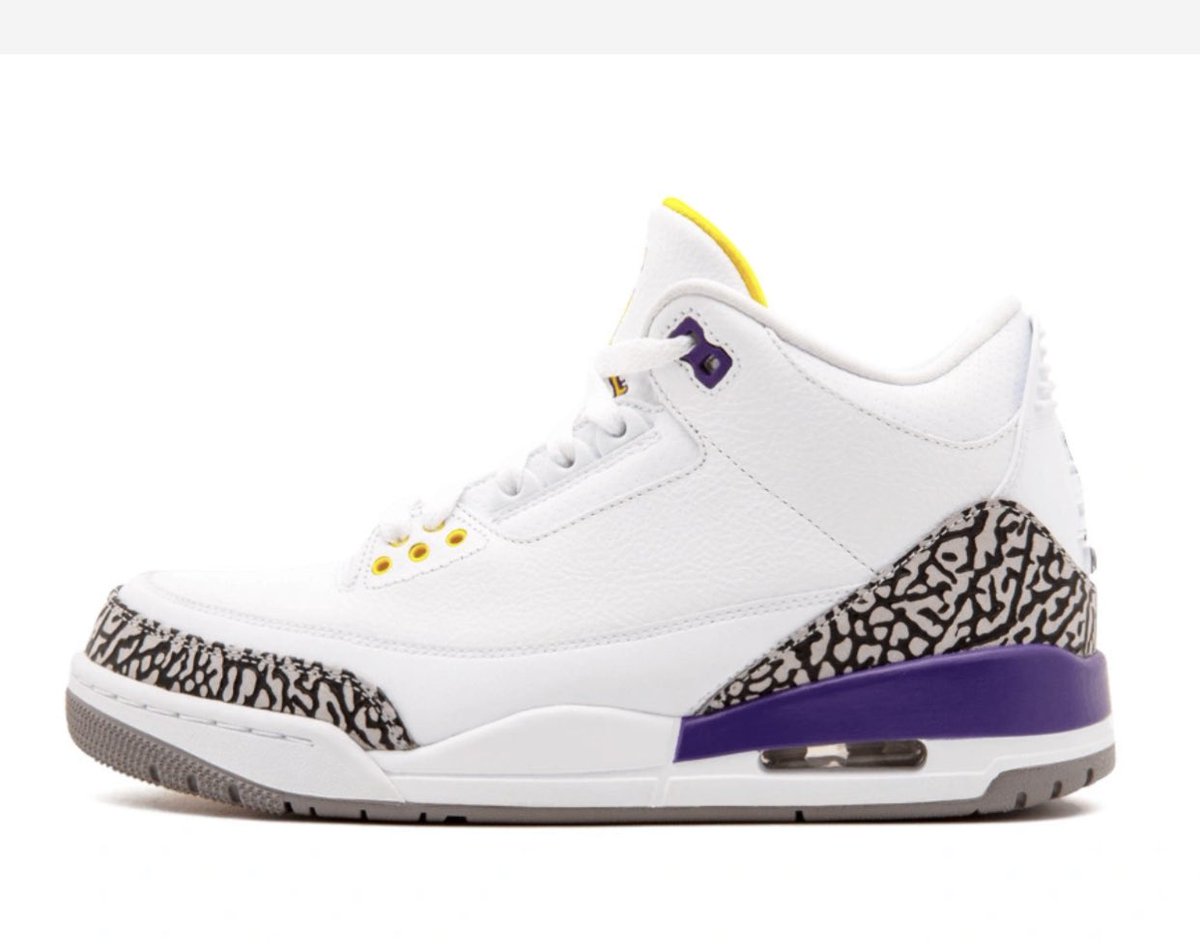 dmaet's tweet photo. Dear @Nike these are the best shoes a laker fan could ever have please re-release https://t.co/KW0zdlpJLW
