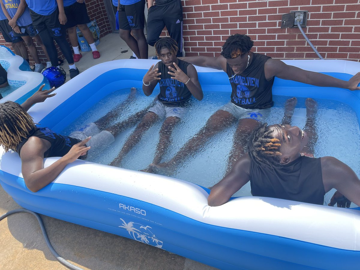 Trey_Tutt's tweet photo. Channelview Football players Getting there bodies ready for Friday Night Lights. #IceBathTime #RecruitChannelview🔵🟡 https://t.co/6b2IoXa8kQ
