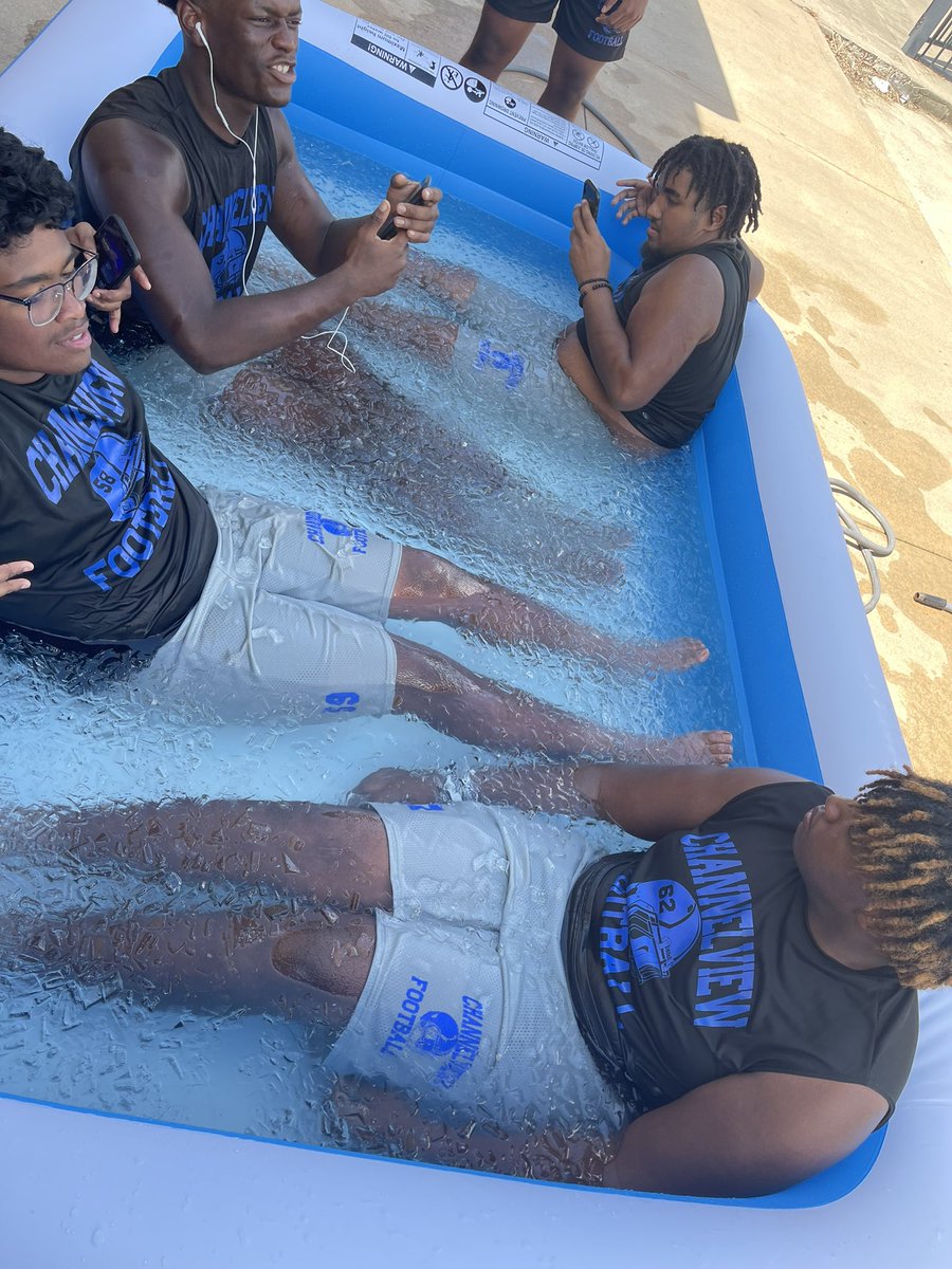 Trey_Tutt's tweet photo. Channelview Football players Getting there bodies ready for Friday Night Lights. #IceBathTime #RecruitChannelview🔵🟡 https://t.co/6b2IoXa8kQ