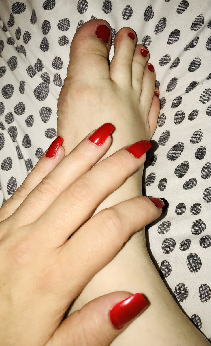 ThisLittlePinki's tweet photo. Good Evening 🌜

Been slacking this week 🙃 but I finally chose a colour and went with Red 😍💅🏽

Whose going to surprise me then 😏 £ThisLittlePinkii 

#feet #feetworship #feetfinder #feetpicsforsales #sellingcontent #RedVelvet #atm #findom #feetworshi̇p #feetfethish https://t.co/uzkRoQ8mUU