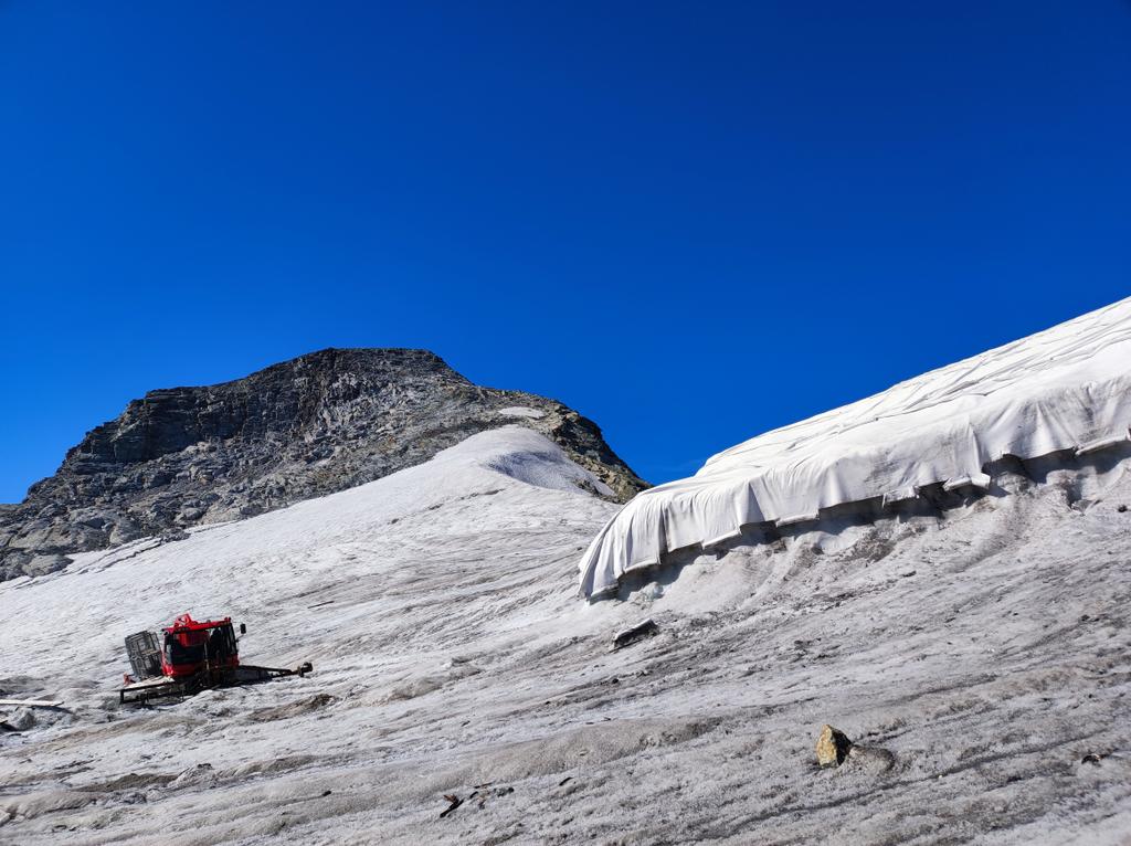 The bitter end of our #glacier mass balance monitoring programme at Vadret dal Corvatsch today. Extreme melting has sealed our decision to stop the surveys. 
Recent changes are just incredible! In the background ice crest >3000 year-old ice had been found. Now it's almost gone.