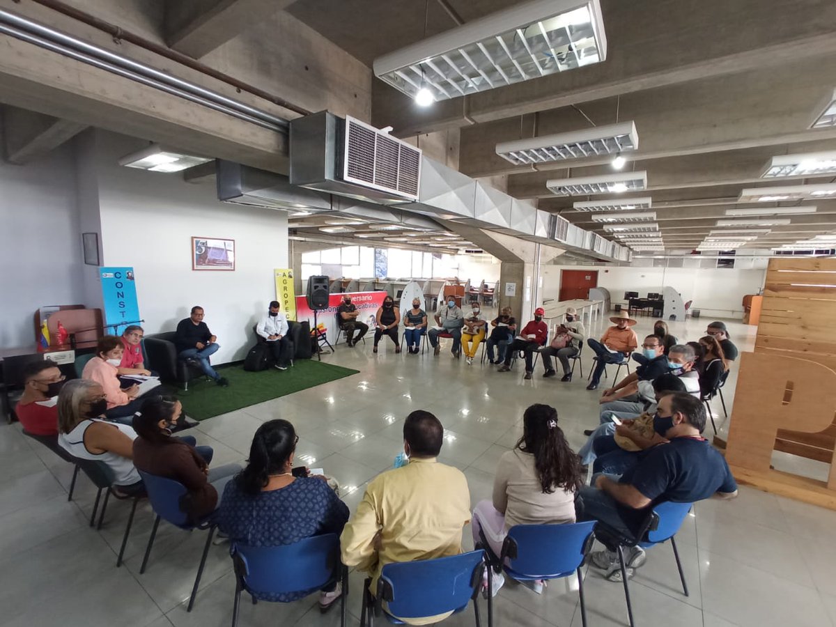 Hoy compartir de saberes, diálogo sobre el Pensamiento Vivo del Prof. Carlos Lanza con nuestra Maestra Yoama Paredes ...Seguimos Venciendo