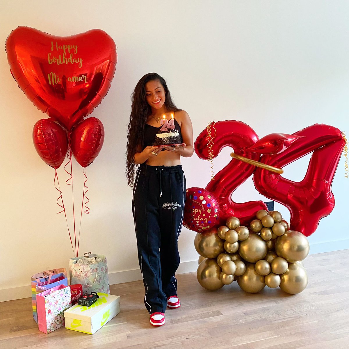 KnowScents's tweet photo. Todays balloons were for our lovely @MazPacheco 

A big fan of the colour Red ❤️

Happy birthday, Hope you had a beautiful day  🥳🎉

#B31Balloons #balloondisplay #celebrate #party #numberdisplay #red #goldchrome #smallbusiness https://t.co/1L4pnYQewe