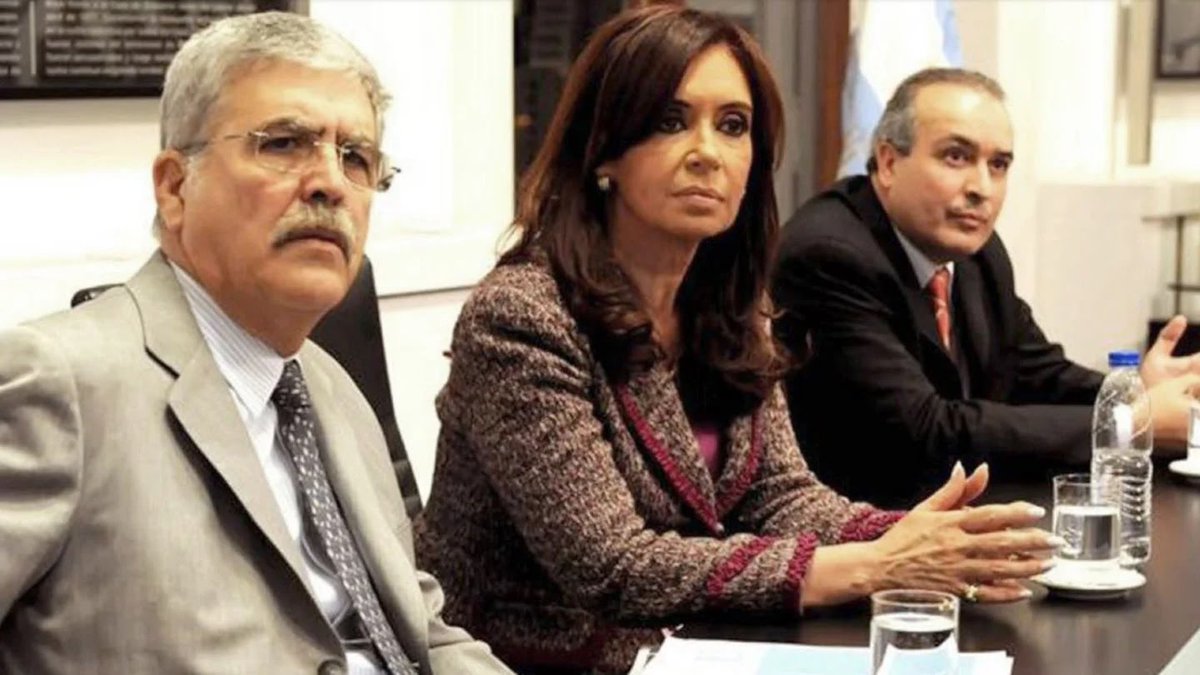 🔴INSÓLITO Cristina no quiere que difundan una foto donde se encuentra junto a sus funcionarios preferidos Julio De Vido y José "bolsos" Lopez