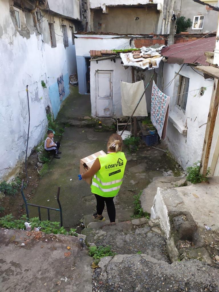 ustunezer's tweet photo. İSTANBUL’ DA bu evde bir kanser hastası yaşıyor ve tedavi olamıyor

LÖSEV’ de ZENGİN FAKİR ,
DOĞULU YA DA BATILI,
ŞU MEZHEP veya BU MEZHEP ayırımı yoktur .
Yani LÖSEV’de herkes eşittir.
Bizler köy köy ,
Ev ev dolaşarak bu farkları kaldırıp HERKESİ KARDEŞ KILIYORUZ !

🥰♥️🧿😊❤️‍🩹💚 https://t.co/gh8A5VXN0u