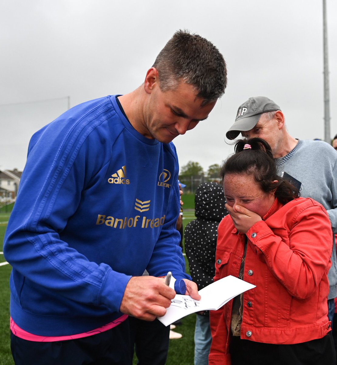 ohfadabee's tweet photo. What itโs all aboutโฆ ๐คญ
Great snap by @harryamurphy / @sportsfile of Amanda Butlerโs lovely reaction to Johnny signing her booklet โ๏ธ
A brilliant first day on tour! ๐
#12CountyTour https://t.co/vJCzfgqJwl