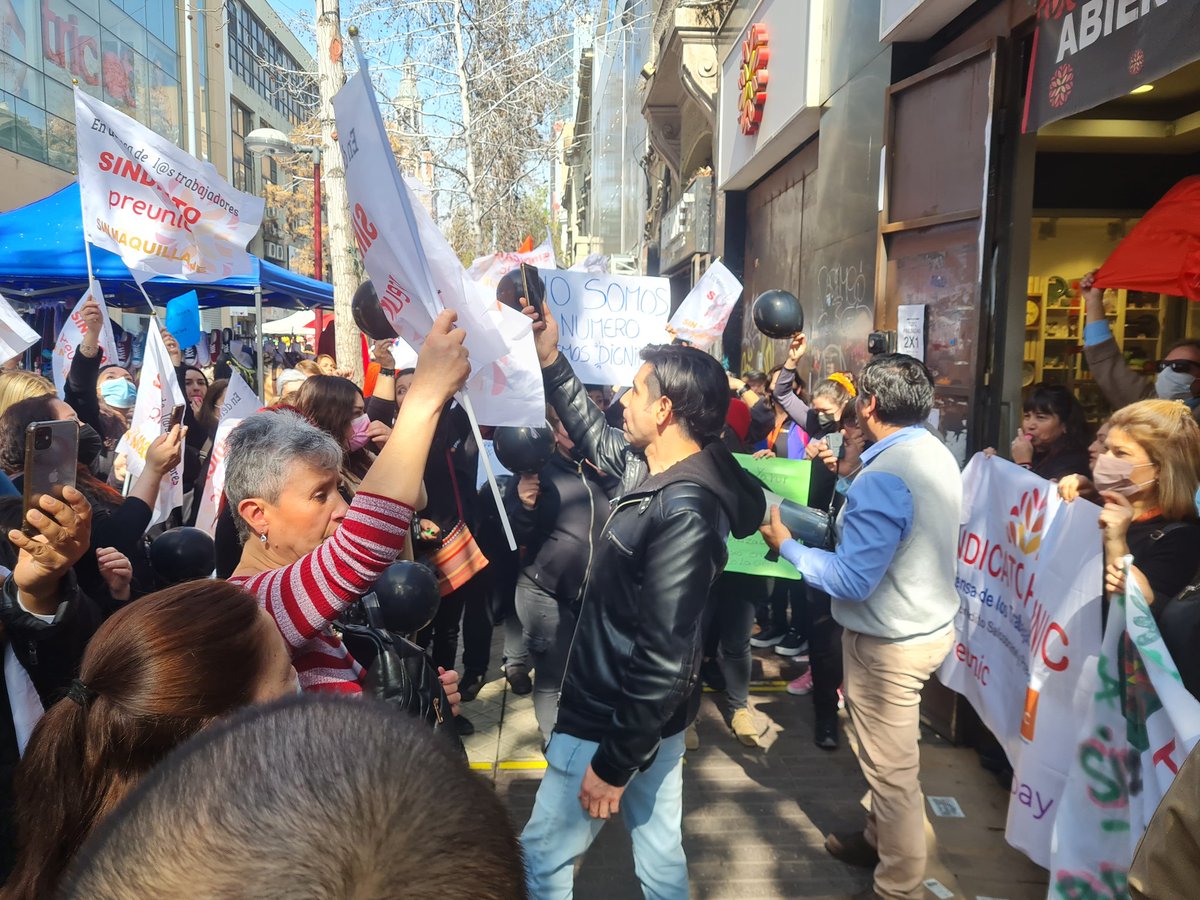pvenegas2's tweet photo. Apoyando 3día de huelga PREUNIC,familia YARUR,hace 15 años $300 pesos diarios,$1400 locomoción,incremento de $1000 desueldo y le quitaron los bonos por comision.JUSTICIA SOCIAL lo que no quieren estos empresarios mezquinos,avaros!! @MinjuDDHH @MintrabChile @Cutchile @WalmartSil https://t.co/1Pnh4Kvdsf