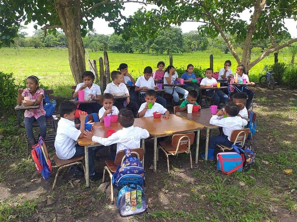 🤍 Así se disfruta la merienda escolar en la Escuela San Fernando en Morrito; hasta dan ganas de estar ahí.