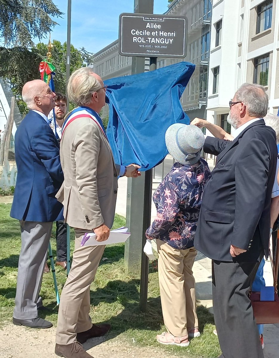 flora_claquin's tweet photo. Émouvante commémoration de la Liberation de #Montrouge et de #Paris en hommage à ceux qui sont tombés pour la liberté. Le dévoilement de la plaque de l'Allée Cécile et Henri Rol-Tanguy a été l'occasion de saluer l'héroïsme de ce couple de résistants en présence de leurs enfants. https://t.co/3YOpdEl8kn