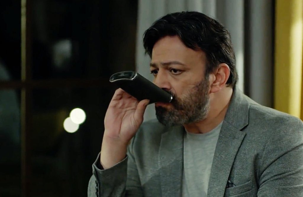 Heartless_103's tweet photo. Alexa play sta andando tutto male tutto male 

 #bırakmabeni https://t.co/2Id3PLV9n6