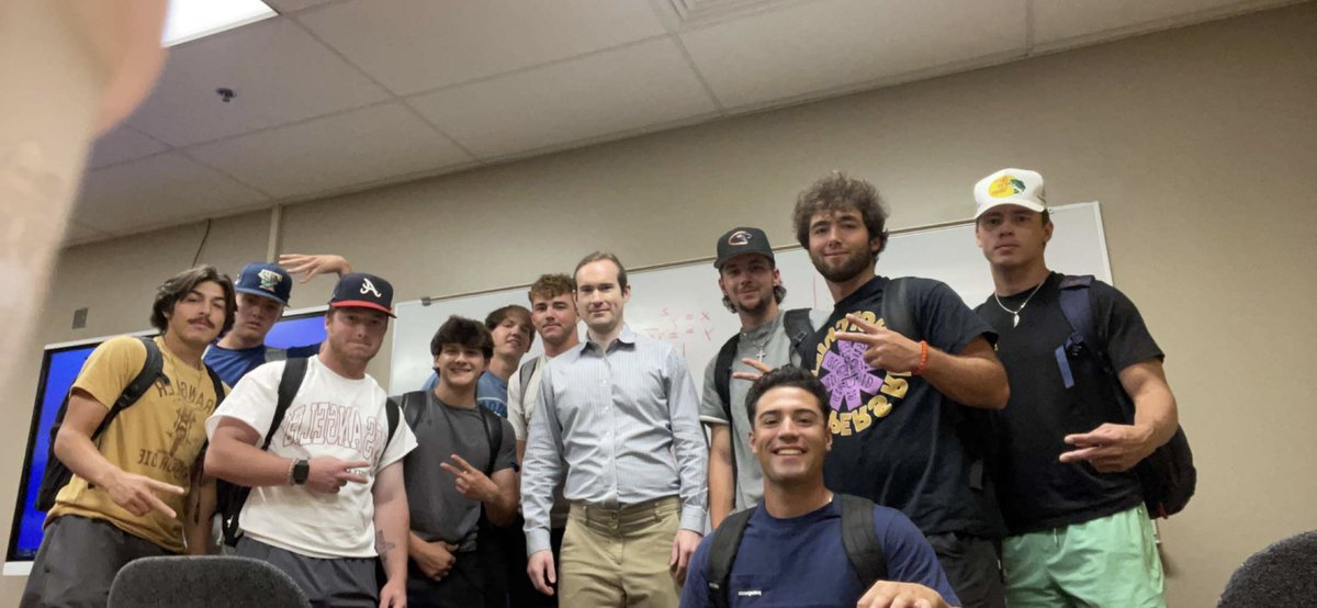 LogenWalker3's tweet photo. First day of class @ASUMHBSBL #picsWProfessors #blazers https://t.co/QVOv0GTvap