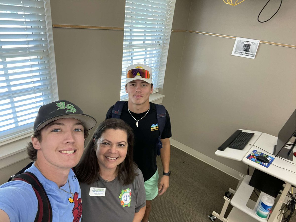LogenWalker3's tweet photo. First day of class @ASUMHBSBL #picsWProfessors #blazers https://t.co/QVOv0GTvap