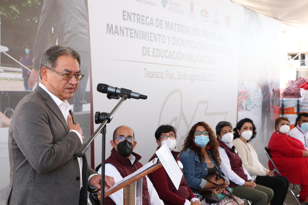 TveAtlixco's tweet photo. Con el propósito de que las niñas, niños y adolescentes cuenten con espacios educativos limpios y seguros para el próximo regreso a clases, la Secretaría de Educación entregó material del programa “Mantenimiento y Dignificación de Escuelas”, a 32 planteles. https://t.co/luFGs87vWN