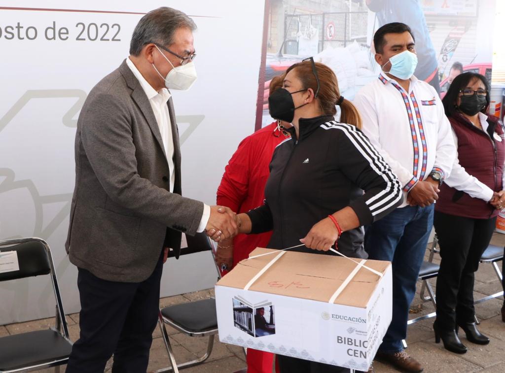 TveAtlixco's tweet photo. Con el propósito de que las niñas, niños y adolescentes cuenten con espacios educativos limpios y seguros para el próximo regreso a clases, la Secretaría de Educación entregó material del programa “Mantenimiento y Dignificación de Escuelas”, a 32 planteles. https://t.co/luFGs87vWN