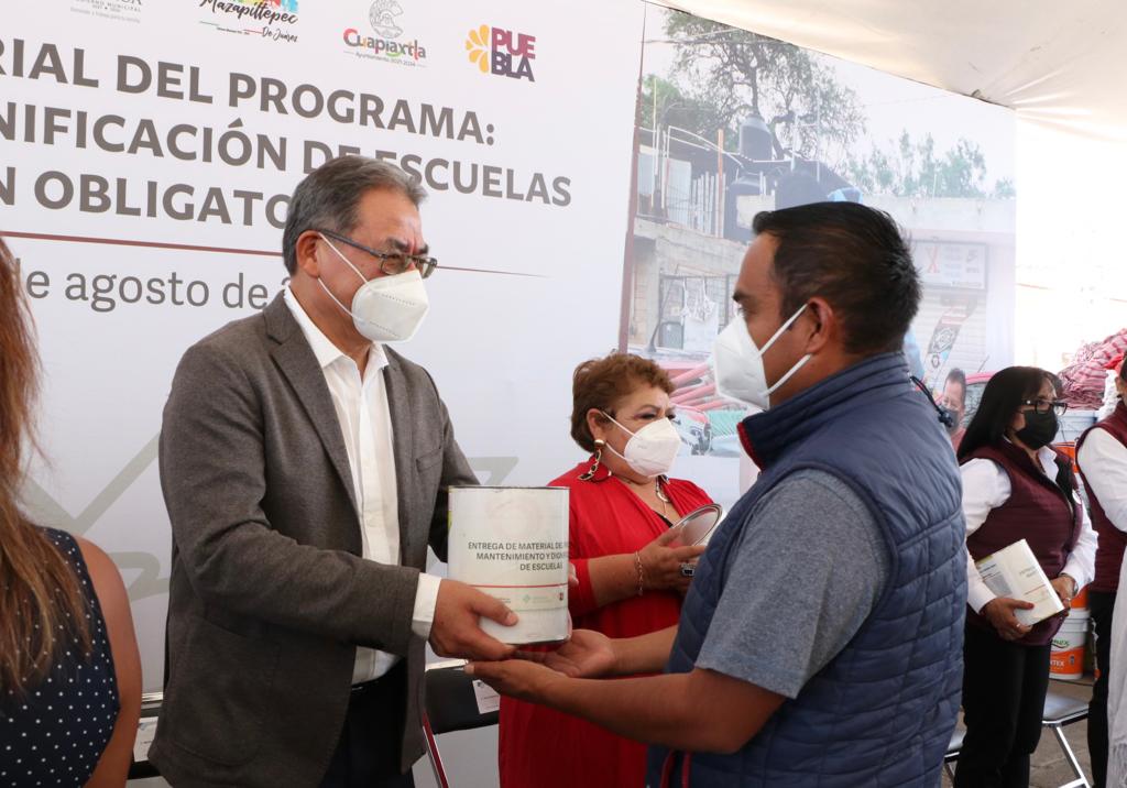 TveAtlixco's tweet photo. Con el propósito de que las niñas, niños y adolescentes cuenten con espacios educativos limpios y seguros para el próximo regreso a clases, la Secretaría de Educación entregó material del programa “Mantenimiento y Dignificación de Escuelas”, a 32 planteles. https://t.co/luFGs87vWN