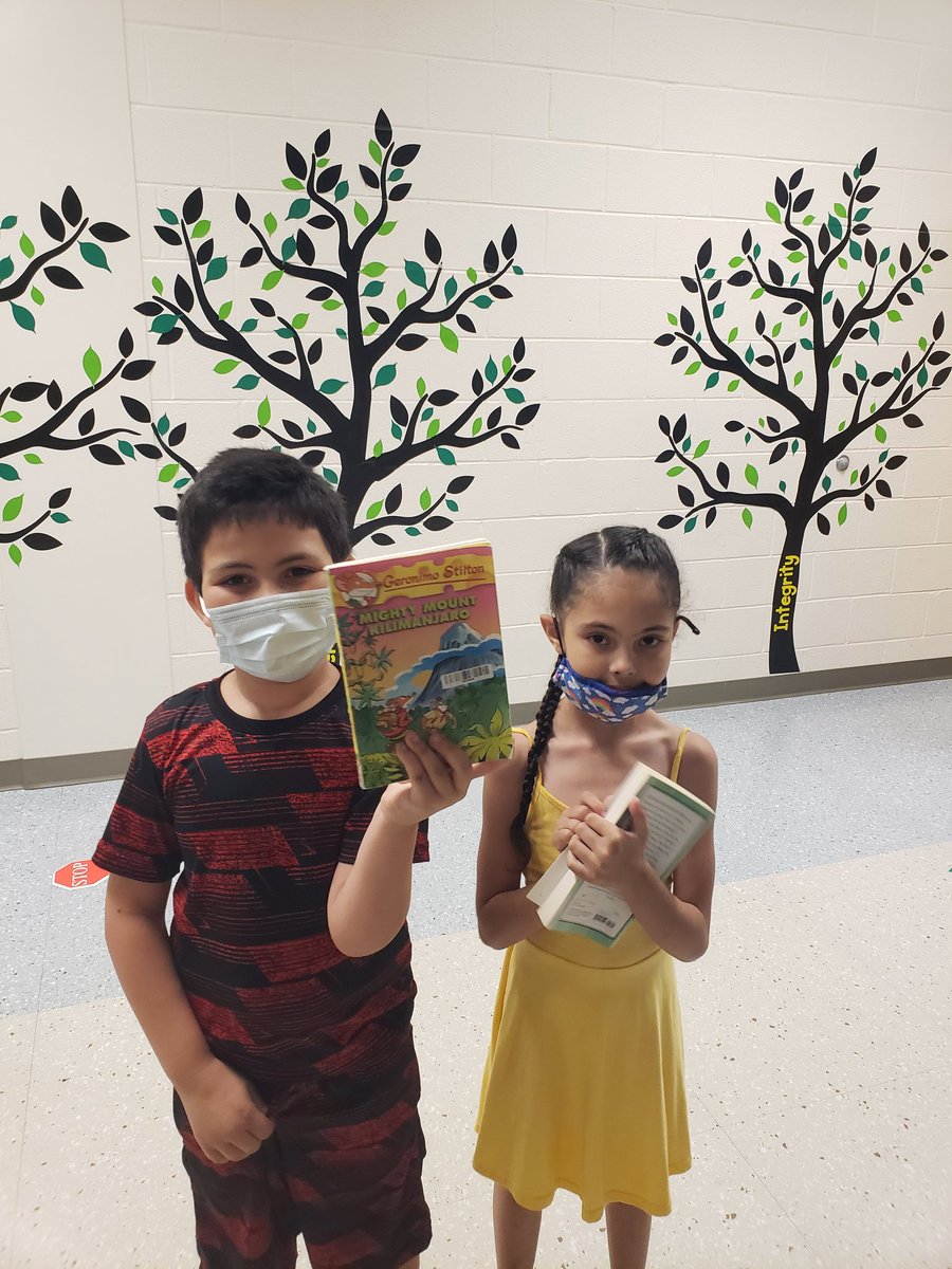 _MrsMellinger_'s tweet photo. So excited to see these proud Owls reading their new books at our @TeamDundalkES block party 🦉💚💛 @JenPilarski @Swindy1615 @MrAlexParadis https://t.co/xUz0mwKLe0